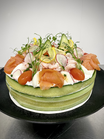 Bild på Smörgåstårta med räkor och lax.